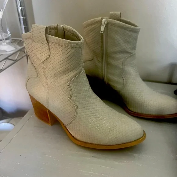 Women's Gray Cowboy Ankle Boots size 7 1/2 great condition! - Picture 1 of 4